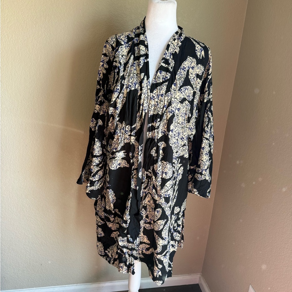 Floral tinsels  Black and Cream Women's Kimono